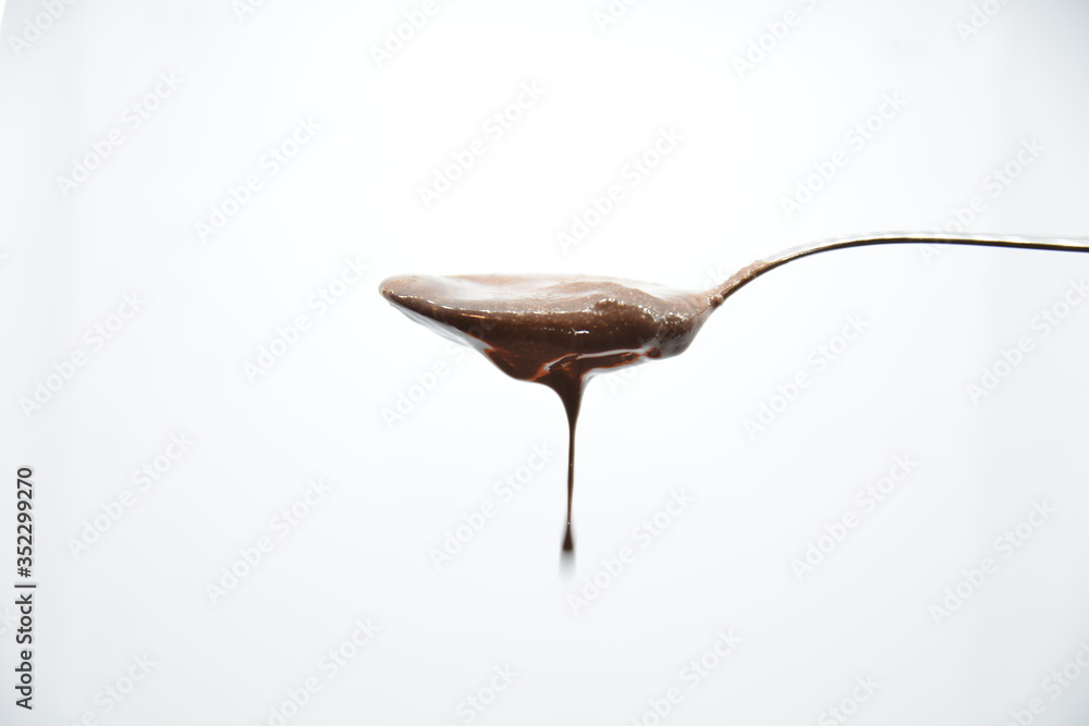 cucchiaio di cioccolato che cola cucchiaio di cioccolato che cola