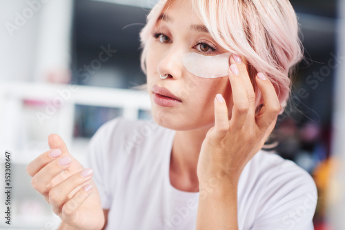 Schilderij op canvas Woman adding under eye treatment patches