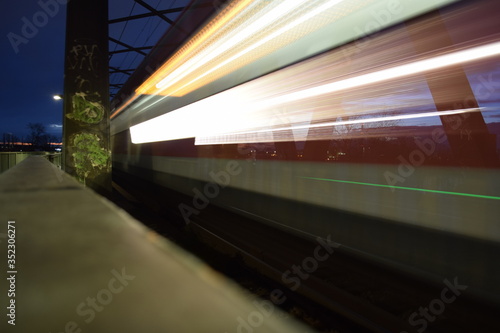 Eisenbahnbrücke mit Langzeitbelichtung einer Bahn