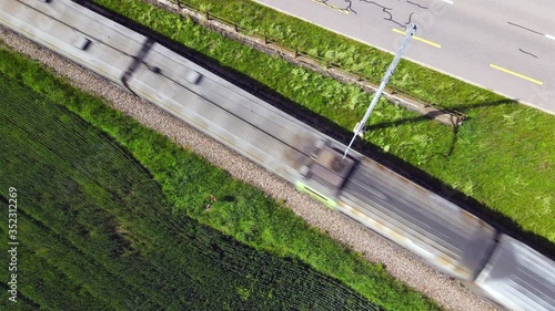 Durchfahrt eines Zuges, alles von oben gesehen photo