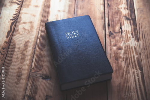 Fotografi Holy Bible on the wooden table