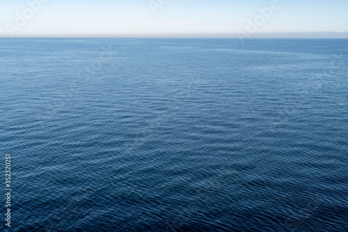 Ruhige Blaue Meeresoberfläche auf der Ostsee 