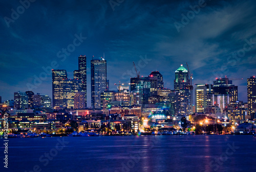 Panoramica nocturna de Seattle  Washington