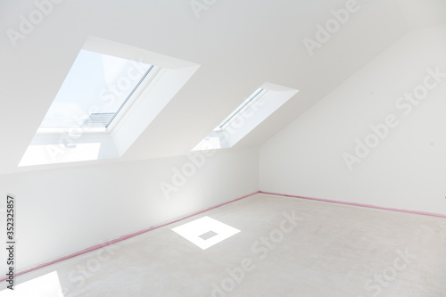 Bilde på lerret Loft refurbishment - empty room ready for renovation and new floor