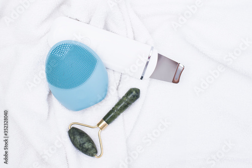 Productos de belleza con limpiador facial