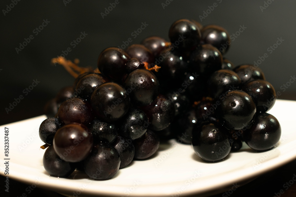 uvas oscuras uvas oscuras