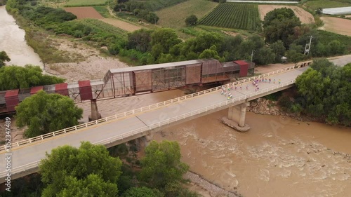 puente del valle con bailarines chapacos