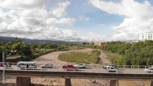puente transitado con vehículos de ciudad tarija