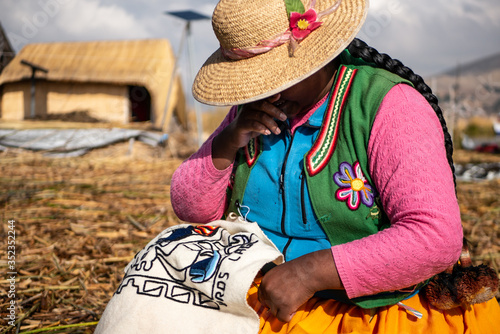 Foto The Uros community showing off their handcrafts while tourists visit their float