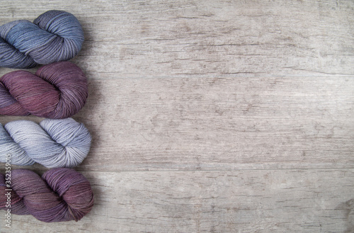 Quadro em tela Purple skeins on a wood table