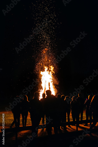 A lot of people have a night fire in the summer vertical