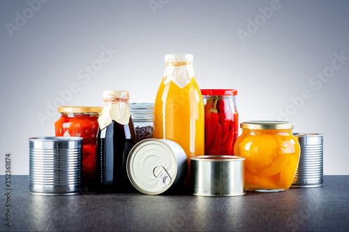 Fotografia Different types of canned food