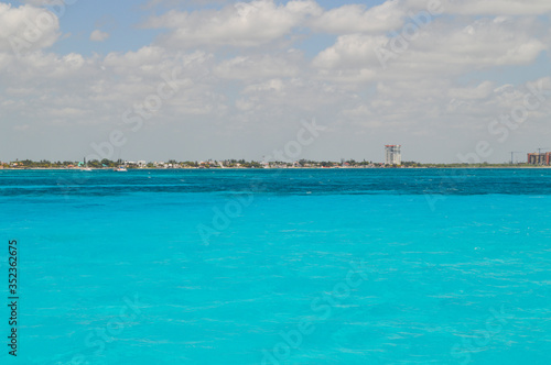hermosa vista del mar azul. playa en zona hotelera © Jonhy