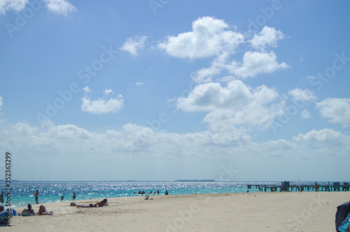 playa azul con cielo y nubes © Jonhy