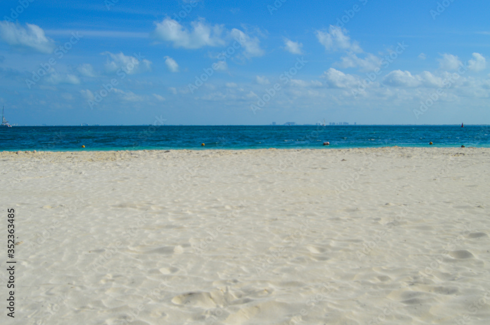 Obraz premium playa azul con cielo y nubes