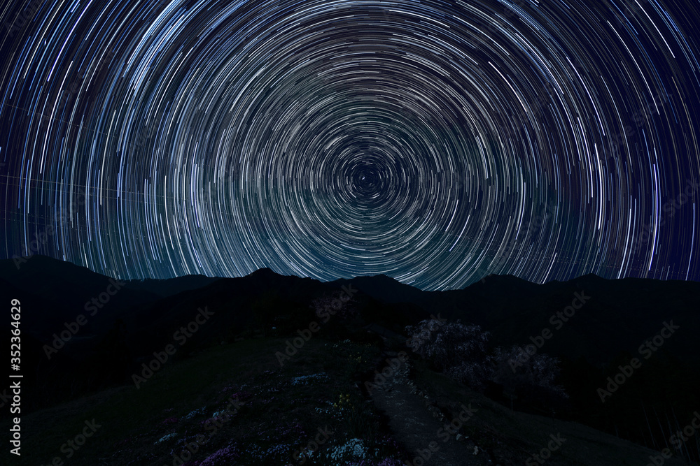 Fototapeta premium 天空の村に星巡る