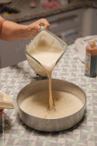 Verter mezcla liquida en molde para hornear pastel