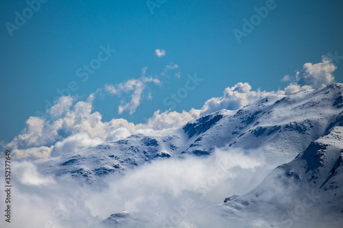 Montañas nevadas de la Cordillera de los Andes en un día soleado después de la tormenta © arantza