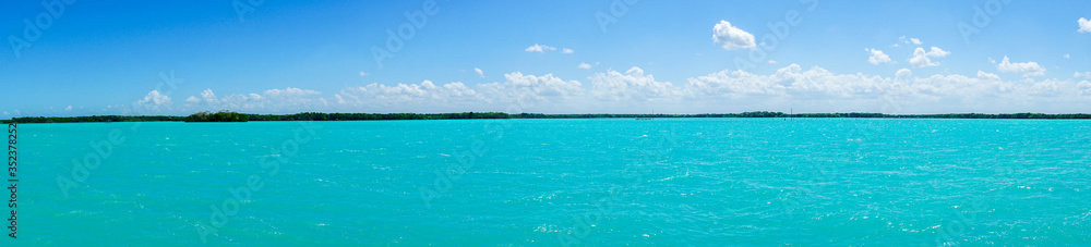 panoramica de la laguna color turquesa milagros en Huay Pix Chetumal Mexico