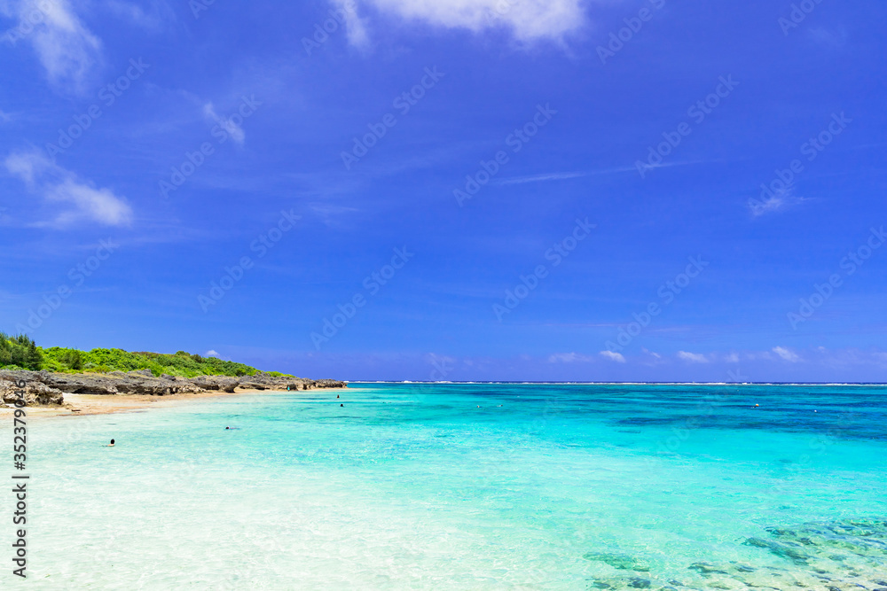 Fototapeta premium 宮古島・わいわいビーチの美しいサンゴ礁の海