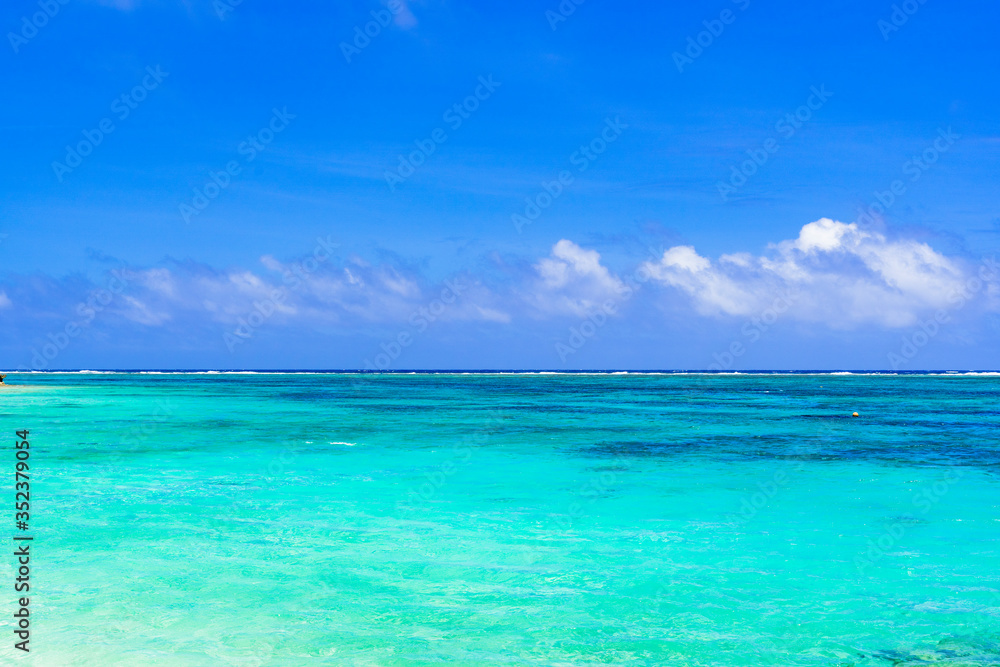 Obraz premium 宮古島・わいわいビーチの美しいサンゴ礁の海