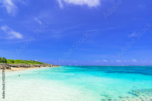 宮古島・わいわいビーチの美しいサンゴ礁の海 © san724