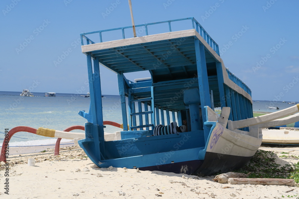 Fototapeta premium beached blue boat