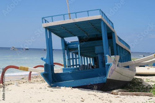 beached blue boat