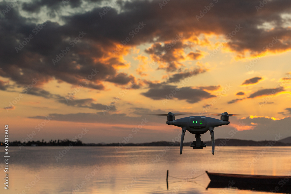 Obraz premium drone flying over the beach at sunset