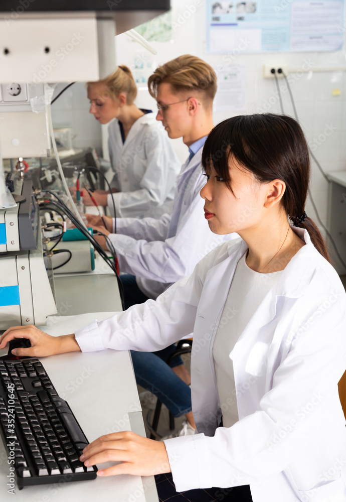 Obraz premium Scientists in white coats working at laboratory