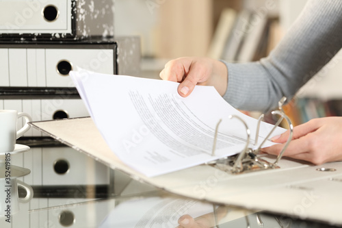 Canvas Print Woman hands organizing putting files on folder