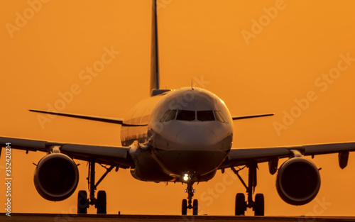 最高に美しい夕焼け空に飛行する航空機のシルエット写真 飛行機のシルエット 幸せ飛行 日本 Silhouette photo of an aircraft flying in the most beautiful sunset sky Airplane silhouette Happy flight Japan photo