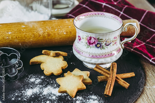 Th   au citron dans une tasse en porcelaine vintage et biscuits sabl  s    la cannelle 