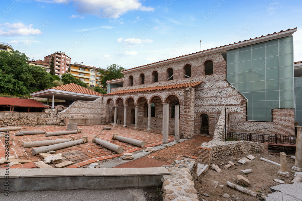 Obraz premium Ruins of Episcopal Basilica complex in town of Sandanski, Bulgaria