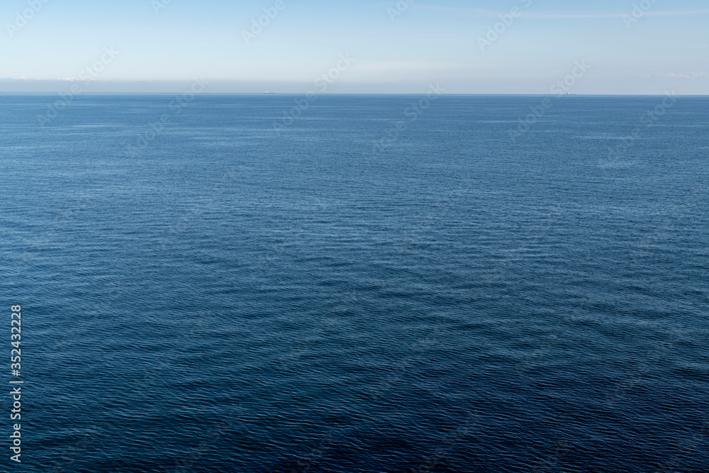 Obraz premium Ruhige Blaue Meeresoberfläche auf der Ostsee 