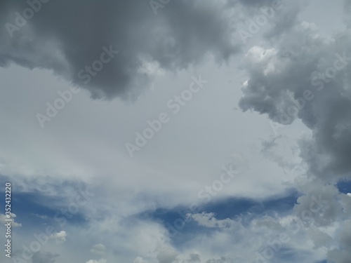 Nubes y cielo azul