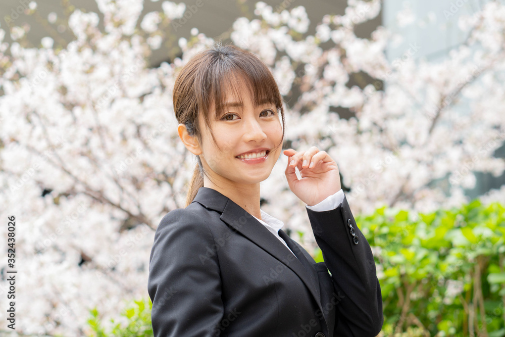 スーツ姿の女性