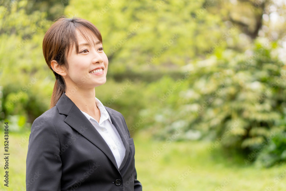 スーツ姿の女性 スーツ姿の女性