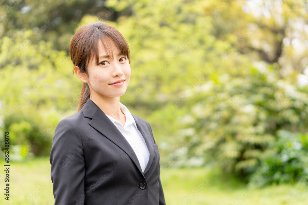 スーツ姿の女性 スーツ姿の女性