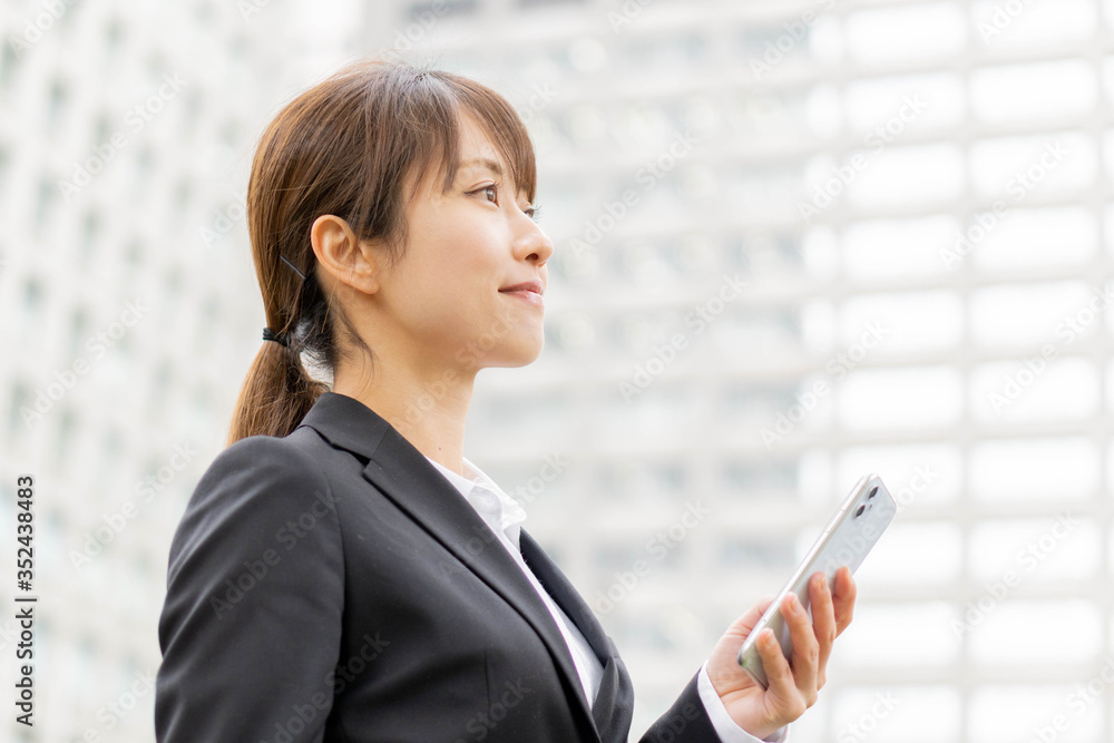 スーツ姿の女性 スーツ姿の女性