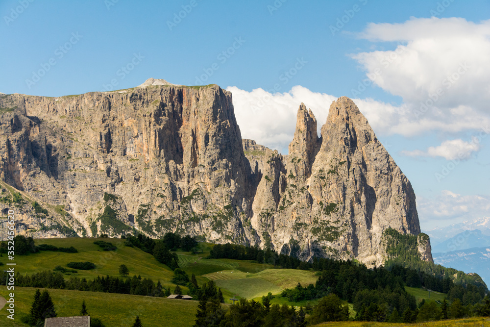 Obraz premium Seiseralm mit Blick auf den Schlern in Südtirol