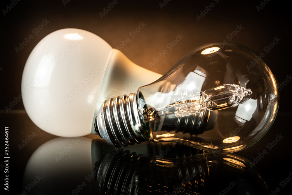 Fotografija LED and halogen bulb.