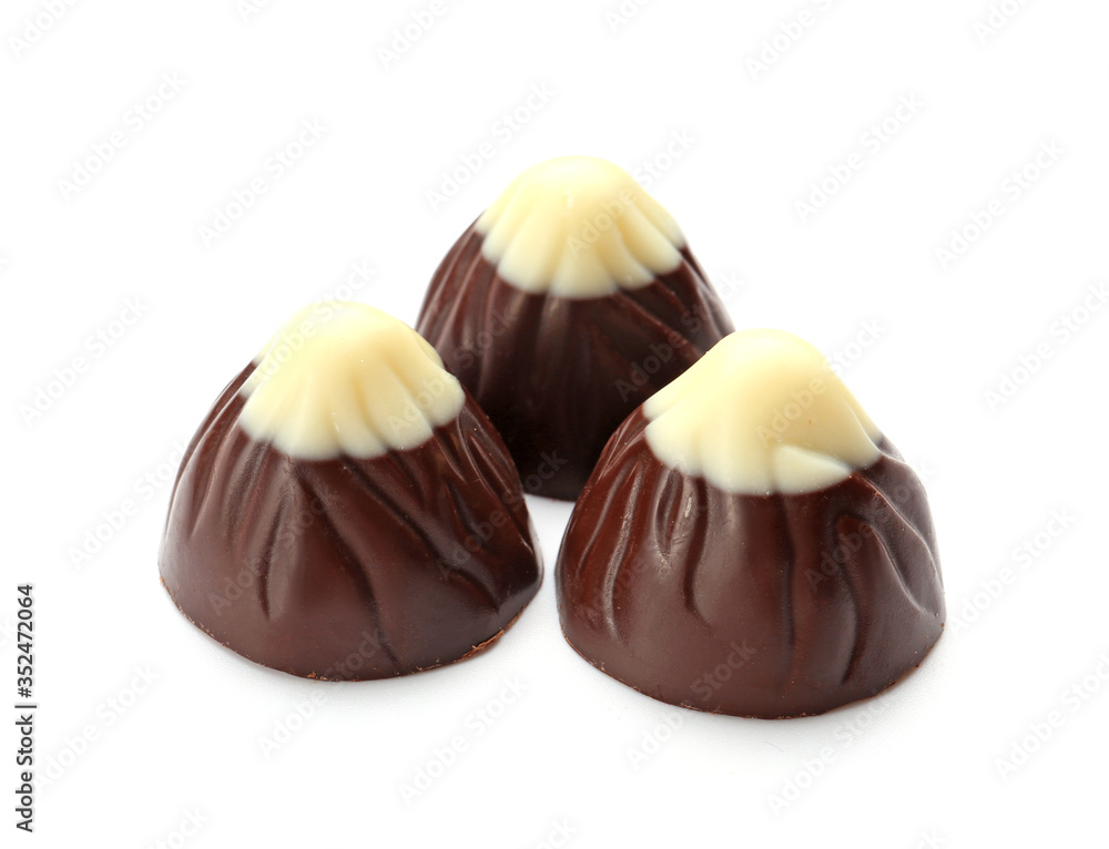 Fototapeta premium Tasty chocolate candies on white background