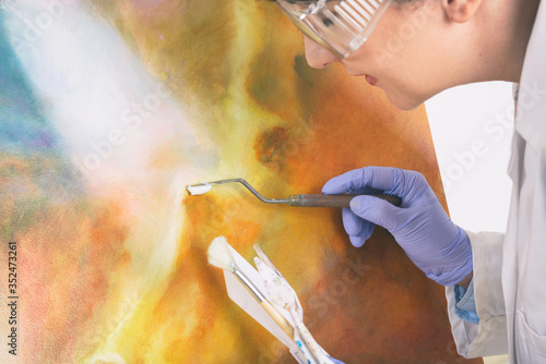 Fotografie Artwork conservator at work