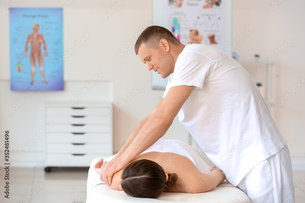 Obraz premium Massage therapist working with female patient in medical center