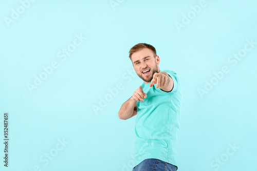 Handsome dancing man on col...