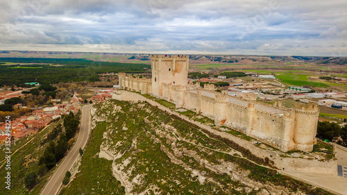 castillo de peñafiel, Castillo, palacio, fortaleza, alcázar, medieval, guerra, paisaje, vista aerea, muralla, torre, viaje, turismo, España, conocer, piedra, construcción, arquitectura,