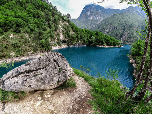 Fototapeta Naklejka Na Ścianę i Meble -  Lago del Mis, belluno, sospirolo, rio con montañas valle