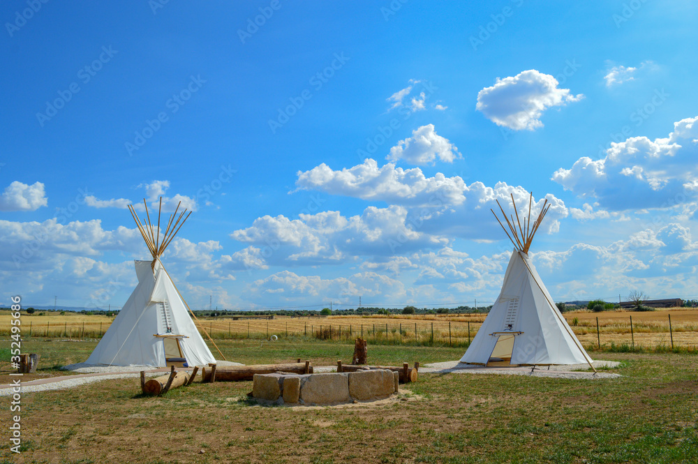 tienda indigena, indio, carpa, tienda, campamento Stock Photo | Adobe Stock