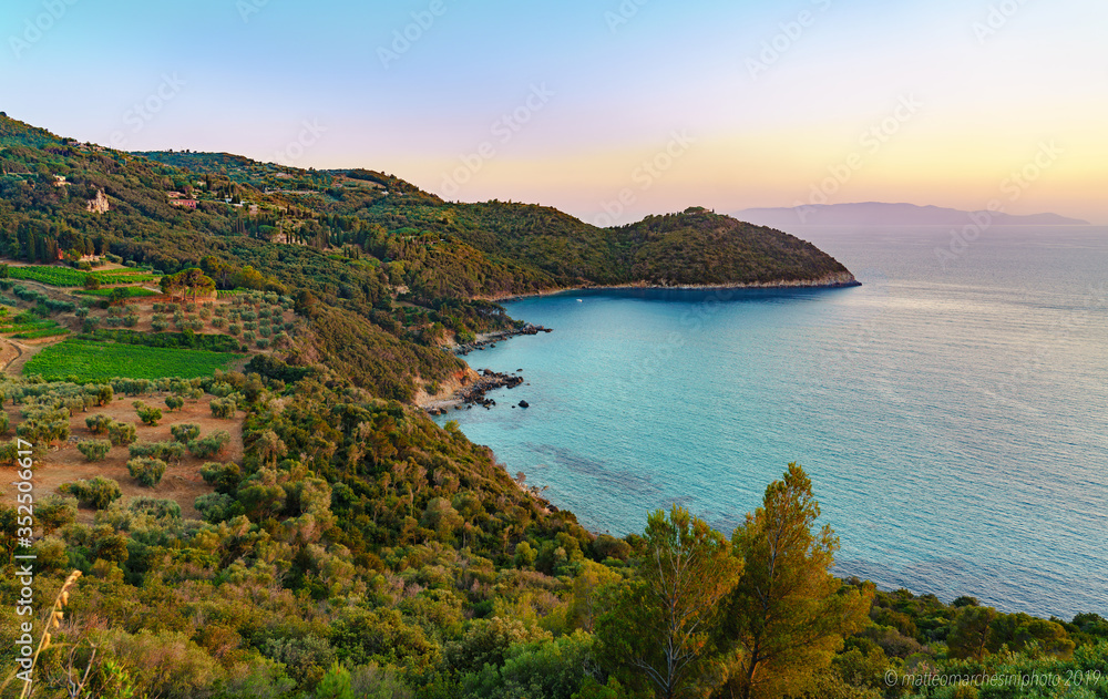 Argentario
Ora del tramonto con vista su Punta Cala Grande e in lontananza Isola del Giglio
_ 
Cosa ne pensi della foto?? Cosa ti trasmette???
Per maggiori informazioni non esitare a contattarmi per m